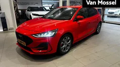 Rood Gebruikt 2023 Ford Focus ST-Line X Hatchback | € 21.845 (Eerlijke prijs)