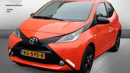 Oranje, metallic lak Gebruikt 2014 Toyota Aygo X-clusiv Hatchback | € 10.950 (Eerlijke prijs)