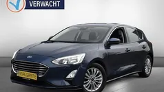 Blauw (metallic) Gebruikt 2018 Ford Focus Titanium Hatchback | € 10.840 (Eerlijke prijs)