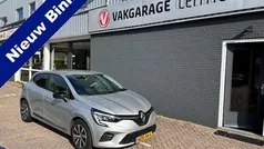 Grijs Gebruikt 2022 Renault Clio V Evolution Hatchback | € 19.640 (Eerlijke prijs)