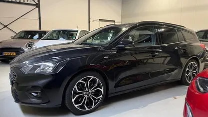 Zwart (metallic) Occasion 2021 Ford Focus ST-Line Stationwagen | € 14.240 (Goede deal)