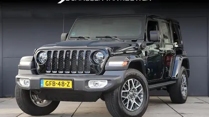 Zwart Gebruikt 2023 Jeep Wrangler Unlimited Sahara SUV | € 67.885 (Goede deal)