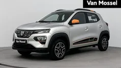 Grijs, metallic lak Gebruikt 2022 Dacia Spring Comfort Plus Hatchback | € 11.440 (Eerlijke prijs)