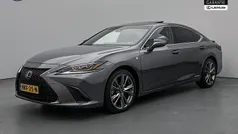 Grijs metallic Gebruikt 2021 Lexus ES300H Sport Line Sedan | € 42.950 (Eerlijke prijs)