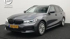 Grijs Gebruikt 2022 BMW 330e Sport Line Stationwagen | € 31.230 (Goede deal)
