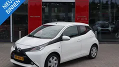 Wit Gebruikt 2017 Toyota Aygo X-play Hatchback | € 8.890 (Eerlijke prijs)