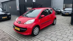 Rood, metallic lak Gebruikt 2009 Peugeot 107 Hatchback | € 1.999 (Goede deal)