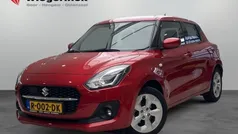 Rood, metallic lak Gebruikt 2022 Suzuki Swift Hatchback | € 21.894 (Eerlijke prijs)