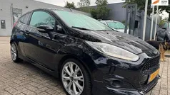 Zwart, metallic lak Gebruikt 2015 Ford Fiesta ST-Line Hatchback | € 7.399 (Goede deal)