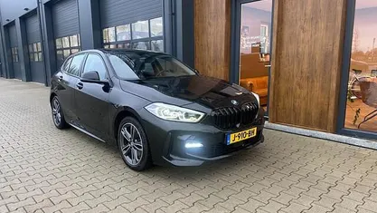 Zwart Occasion 2020 BMW 118 Executive Hatchback | € 16.990 (Goede deal)