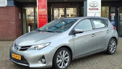 Grijs Gebruikt 2013 Toyota Auris Hybrid Executive Hatchback | € 13.299 (Eerlijke prijs)