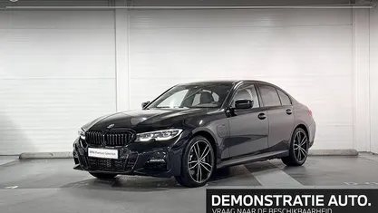 Saphirschwarz metallic (475) (zwart metallic) Occasion 2022 BMW 330e M Sport Sedan | € 37.400 (Eerlijke prijs)
