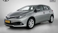 Grijs metallic Gebruikt 2017 Toyota Auris Hatchback | € 15.950 (Eerlijke prijs)