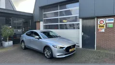 Grijs, metallic lak Gebruikt 2020 Mazda 3 Luxury Sedan | € 21.450 (Eerlijke prijs)