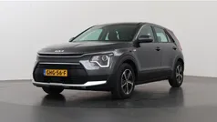 Grijs, metallic lak Gebruikt 2024 Kia Niro Comfort SUV | € 29.935 (Super prijs)