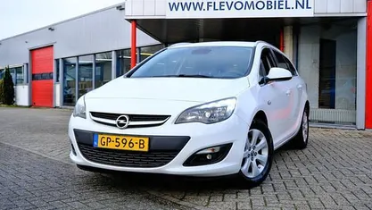 Wit Gebruikt 2015 Opel Astra Business Stationwagen | € 6.950 (Eerlijke prijs)