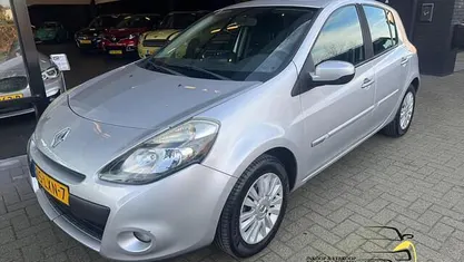 Grijs Gebruikt 2010 Renault Clio II Collection Hatchback | € 2.899 (Eerlijke prijs)