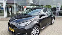 Zwart Gebruikt 2023 Toyota Yaris Hatchback | € 22.995 (Eerlijke prijs)