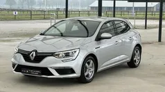 Zilver, metallic lak Gebruikt 2018 Renault Mégane IV Zen Hatchback | € 10.950 (Super prijs)
