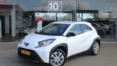 Wit Gebruikt 2024 Toyota Aygo Play Hatchback | € 20.795 (Eerlijke prijs)