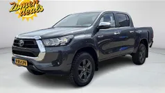 Ash grey metallic grijs Nieuw 2024 Toyota HiLux Premium Pickup | € 44.945 (Goede deal)
