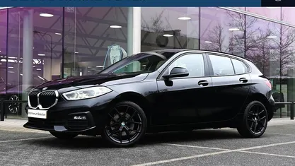Zwart Occasion 2021 BMW 118 Executive Hatchback | € 23.950 (Eerlijke prijs)