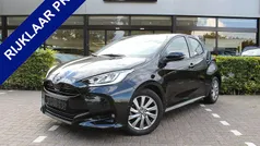 Zwart Gebruikt 2023 Toyota Yaris Hybrid Hatchback | € 22.950 (Eerlijke prijs)