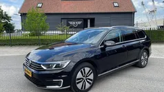 Zwart, metallic lak Gebruikt 2015 VW Passat Highline Stationwagen | € 13.700 (Eerlijke prijs)