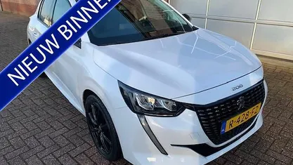 Wit Occasion 2022 Peugeot 208 Allure Hatchback | € 16.950 (Eerlijke prijs)