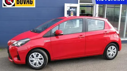 Rood Occasion 2020 Toyota Yaris Hybrid Active Hatchback | € 16.445 (Super prijs)