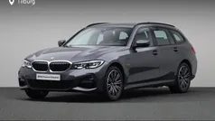 Grijs Gebruikt 2022 BMW 330e Executive Stationwagen | € 39.880 (Eerlijke prijs)
