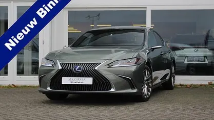 Gebruikt 2021 Lexus ES300H President Line Sedan | € 39.960 (Eerlijke prijs)