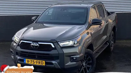 Groen (metallic) Gebruikt 2024 Toyota HiLux Pickup | € 51.900 (Eerlijke prijs)