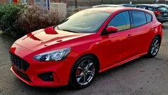 Rood Gebruikt 2021 Ford Focus ST-Line Sedan | € 18.000 (Eerlijke prijs)