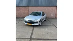 Grijs Gebruikt 2002 Peugeot 206 CC Cabriolet | € 1.199 (Eerlijke prijs)