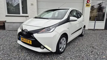 Gebruikt 2017 Toyota Aygo X-play Hatchback | € 9.250 (Eerlijke prijs)