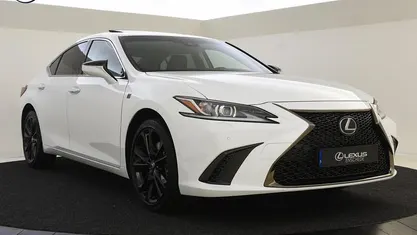Wit Occasion 2024 Lexus ES300H Sport Design Packet Sedan | € 46.899 (Eerlijke prijs)