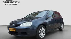 Blauw (metallic) Gebruikt 2007 VW Golf V Hatchback | € 3.240 (Eerlijke prijs)