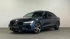 Blauw, metallic lak Gebruikt 2022 Volvo S60 R-Design Sedan | € 34.940 (Eerlijke prijs)