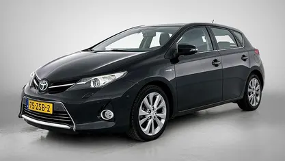 Zwart (metallic) Gebruikt 2013 Toyota Auris Hybrid Hatchback | € 13.950 (Eerlijke prijs)