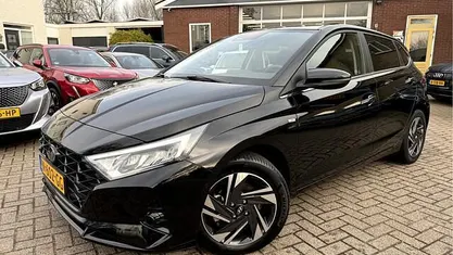 Zwart Occasion 2021 Hyundai i20 Premium Hatchback | € 18.850 (Eerlijke prijs)