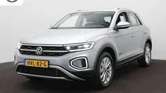 Grijs, metallic lak Gebruikt 2024 VW T-Roc Style SUV | € 32.900 (Eerlijke prijs)