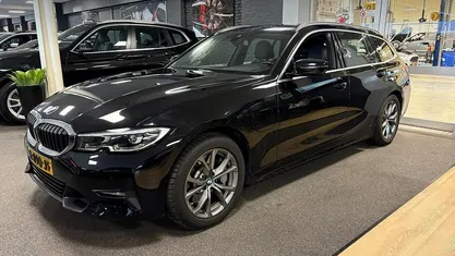 Zwart Occasion 2021 BMW 330e Comfort Edition Stationwagen | € 26.950 (Goede deal)