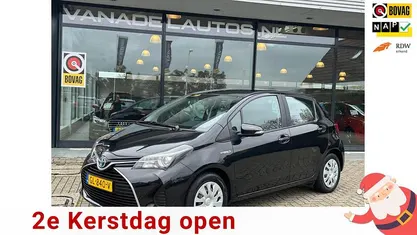 Zwart (metallic) Gebruikt 2015 Toyota Yaris Hybrid Hatchback | € 12.999 (Eerlijke prijs)