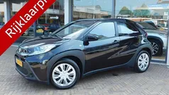 Zwart Gebruikt 2024 Toyota Aygo Play Hatchback | € 17.900 (Eerlijke prijs)