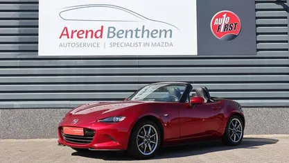 Soul red crystal (donker rood metallic) Gebruikt 2023 Mazda MX5 Luxury Cabriolet | € 31.545 (Eerlijke prijs)