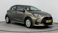 Groen (metallic) Gebruikt 2022 Toyota Yaris Hybrid Active Hatchback | € 20.999 (Eerlijke prijs)