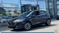 Zwart, metallic lak Gebruikt 2022 Ford Fiesta Titanium Hatchback | € 19.450 (Eerlijke prijs)