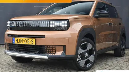 Bruin Nieuw 2025 Fiat Grande Panda La Prima Hatchback | € 23.695 (Super prijs)