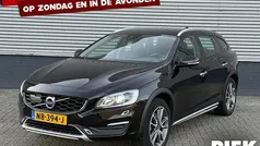 Zwart Gebruikt 2017 Volvo V60 CC Summum Stationwagen | € 11.499 (Eerlijke prijs)